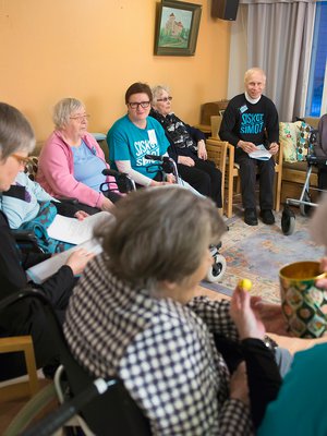 Eero Väisänen (keskellä) oli mukana lauluillassa Jampan palvelutalossa.  Vanhukset muistivat ulkoa vanhojen  tangojen sanoja.