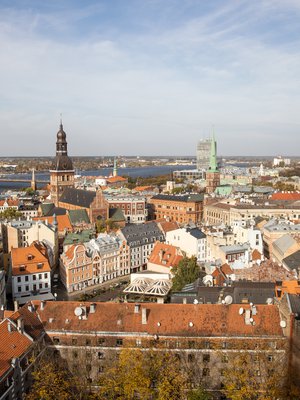 Riian vanhakaupunki on yhtä kaunis kuin Prahan ja vähemmän ruuhkainen. Mikä parasta, sinne pääsee myös maata pitkin vain muutamassa tunnissa. Kuva: <span class="photographer">Toni Repo / Aamulehti</span>