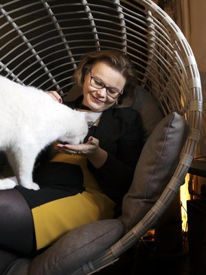 Minna Huotilainen on vakuuttunut siitä, että kissojen silittely vähentää stressiä. Helsinkiläisessä kissakahvila Helkatissa hän silittelee vieraita kissoja, mutta on hänellä kotonakin yksi persoonallinen kissayksilö Iiris.