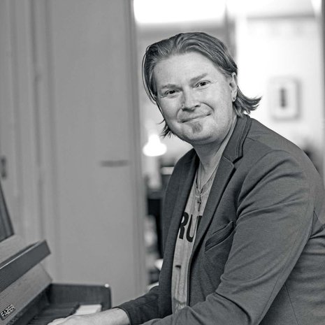 "Pystyimme isän kanssa puhumaan erostani vasta myöhemmin", Demokraatti-lehden päätoimittaja Mikko Salmi kertoo.