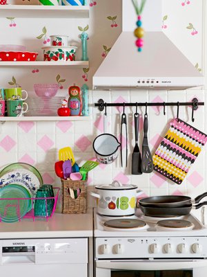 Heini on maalannut kaakelit laattamaalilla ja koristellut ne salmiakkikuvioilla.