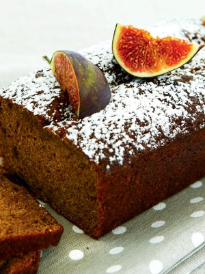 Taatelikakku on parhaimmillaan muutama päivä leipomisen jälkeen.