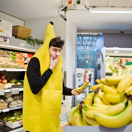 Kasper Strömmanin, 42, Kasper Diem -blogi valittiin vuonna 2016 Vuoden blogiksi. Kolme vuotta aiemmin hänet oli valittu Vuoden graafikoksi. Helsingin Vallilassa asuvaan perheeseen kuuluvat avovaimo, Marimekon tekstiilisuunnittelija Maija Louekari sekä kolme lasta, joista pienintä Kasper kutsuu Vuoden vauvaksi.