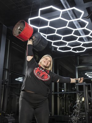 Salla Romo työskentelee diakoniapappina. Salla rakastaa adrenaliinisyöksyjä ja tilanteita, joissa hän pääsee ylittämään itsensä. Näitä hetkiä hän saa voimailusta ja kilpailemisesta. Salla on voittanut kahdesti Suomen vahvin nainen -kilpailun. 