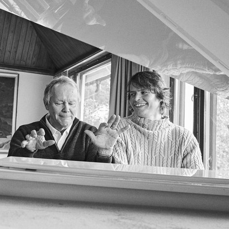 Kun Johannes Holopainen oli lapsi, isä Juha Matti ei juuri puhunut tunteista, mutta yhdessä esimerkiksi musisoitiin. "Selasimme Suuret toivelaulukirjat läpi ja lauloimme kaikki laulut, joissa oli eläimen kuva”, Johannes kertoo isän työpaikalla Laajasalon opistolla Helsingissä.