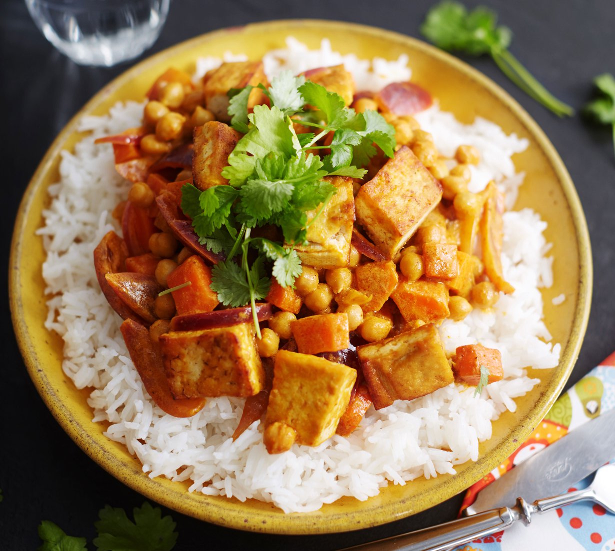 Rapeaksi paistettu tofu kruunaa ruuan.