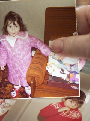 Kun katsot lapsuuskuvaasi, anna itsesi tuntea myötätuntoa tuota lasta, itseäsi, kohtaan. Muista, että sama lapsi elää sinussa edelleen.