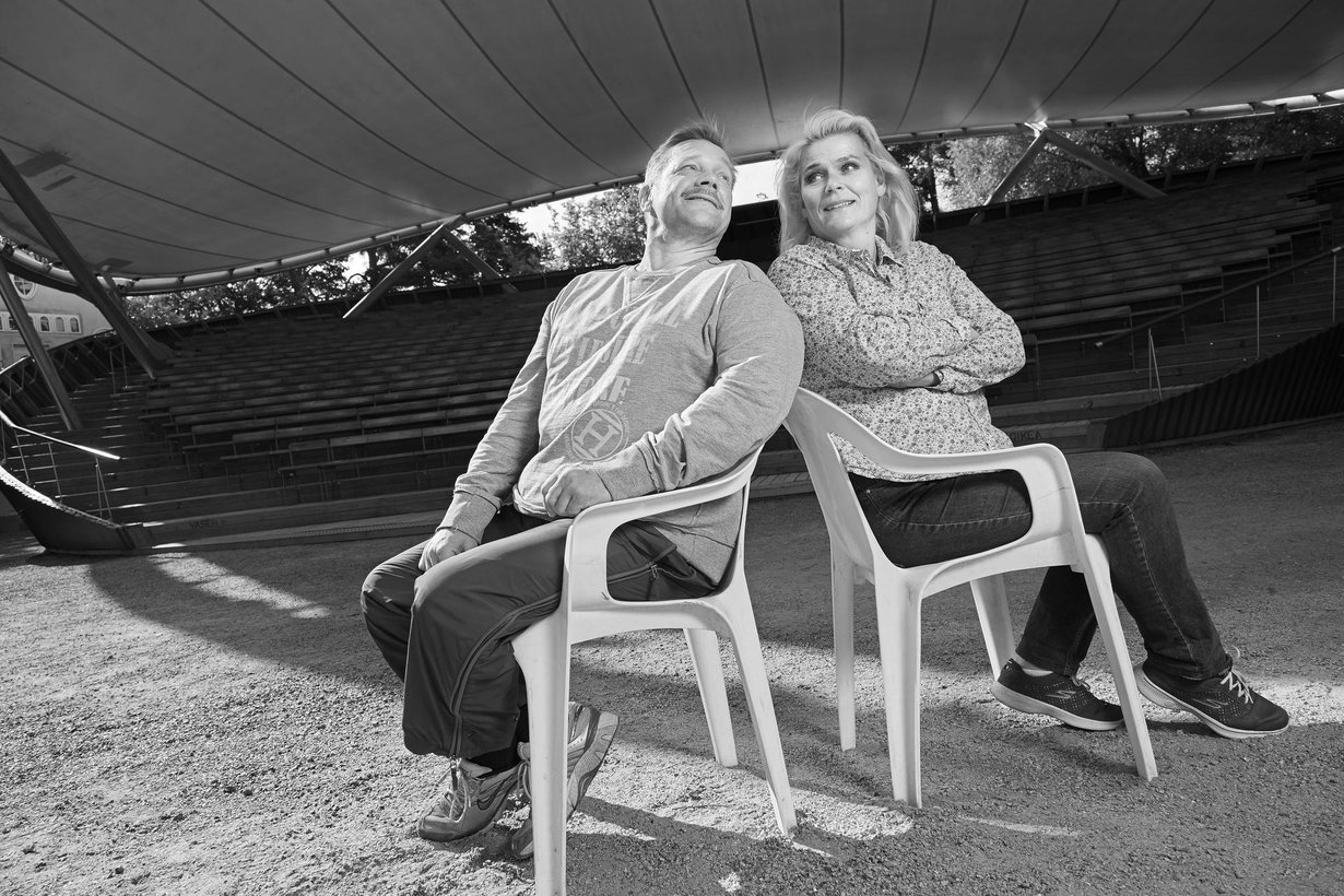Pyynikin kesäteatterilla puhutaan työasioita ja muitakin. ”Löytyisikö sulta apua, meidän landelle pitäisi ostaa uusi telkkari?” Pirkko kysyy. ”Onnistuu. Menen kauppaan ja tuon sen telkkarin teille”, Puntti vastaa.