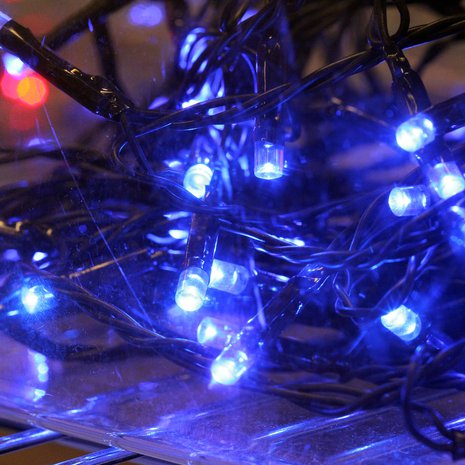 Vähemmistö kelpuuttaa värilliset jouluvalot. Tärkeintä kuitenkin on, että valoja laitetaan, todisti KK:n kysely.