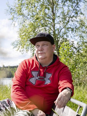 ”Jos olisin katkera köyhyydestäni, mistään ei tulisi mitään. Myönnän mokani, mutta katson eteenpäin. Siellä on valoisaa”, Jani Riihijärvi sanoo.