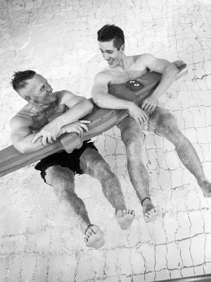 Sami ja Veikko Saikkosen yhteinen juttu on urheilu. ”Olemme käyneet paljon uimahalleissa ja pelaamassa sulkapalloa ja pingistä. Pienempänä toivoin, että isä olisi ollut enemmän paikalla, mutta hän on ollut kyllä läsnä ja kuunnellut silloin, kun olen häntä tarvinnut", Veikko, 26, sanoo.