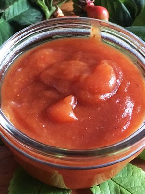 Ruusunmarja antaa värin lisäksi omenahillolle ison tujauksen C-vitamiinia.