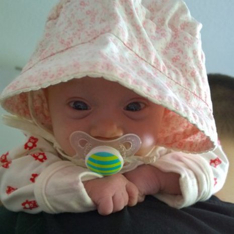 Pieni, viel&auml; nimet&ouml;n tytt&auml;renityt&auml;r sovitti &auml;itins&auml; k&auml;ytt&auml;m&auml;&auml; vanhaa hellehattua. Viel&auml; v&auml;h&auml;n iso kolmekiloiselle vaaville. Hattu on noin 30 vuotta vanha ja s&auml;ilytetty muistona. - Anita Ojalehto, Kauhajoki