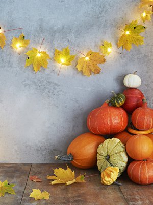 Huhuu! Syysjuhlissa hehkuu lehdistä tehty valonauha.