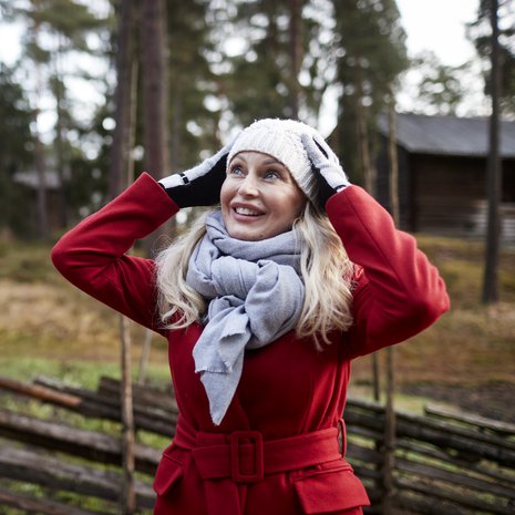 Laura Paloheimo rentoutuu kävelyillä Helsingin Seurasaaressa. Valkoinen pipo on yksi Lauran tärkeistä vaatteista eli ”turvarievuista”.