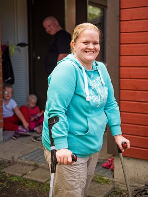 Katja haaveilee palaavansa vielä joskus opiskelemaan, ehkä hoitoalalle. Sitä ennen jalan pitäisi parantua ja lasten terveyden kohentua.