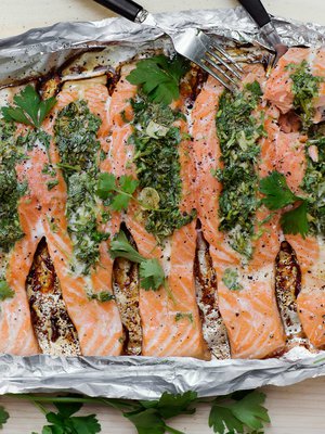 Grillilohi raikastuu yrteillä.