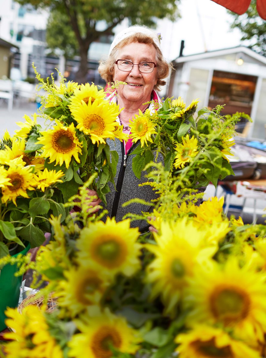 "Olen onnellinen, koska sain tänäkin aamuna tulla töihin. Työ auttaa kaikkeen, suruihinkin",sanoo torimyyjä Anja Penttilä, 81, Lappeenrannasta.