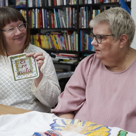 ”Vaatii rohkeutta, että uskaltaa aikuisena kertoa itsestään uudelle ihmiselle muutakin kuin pinnallisia kuulumisia, näyttää kaikki puolensa”, Tiina (oik.) sanoo. Hän on opettanut Aulin kirjailemaan.