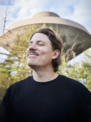 ”Monet meistä prosessoivat vielä aikuisenakin lapsuuden juttuja. Ajattelen, että niiden kanssa kannattaa tehdä rauha”, Sakke sanoo. Sen matkan hänkin on tehnyt.