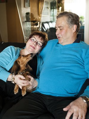 "Työkaverini sanovat, ettei Jukka ehdi masentua Alzheimerin taudista, koska minä vien häntä koko ajan harrastuksiin ja rientoihin", Seija Saarinen sanoo. Jukka Saarinen lähtee vaimon mukaan mielellään.