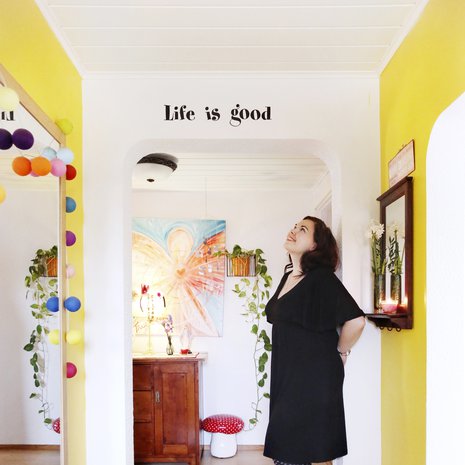 ”Edellinen omistaja oli tapetoinut juuri ennen kuin muutimme, joten emme repineet pois uutta ja hyvää. Eteisen maalasimme kuitenkin keltaiseksi. Se kuvastaa positiivisuutta. Nostalgiset sienijakkarat ovat onnekkaita löytöjä kirpputoreilta.”