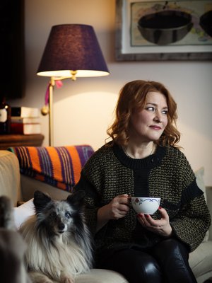 Birgitta Myllymäki on 57-vuotias sairaanhoitaja ja vapaaehtoistyöntekijä. Hän asuu Helsingissä koiransa Rixun kanssa.