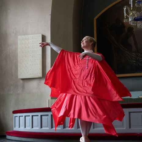 Ballerinavuosinaan Riina rakasti tanssia päärooleja. Nyt hän saa tanssia kirkossa osana papin työtään. ”Ajattelen, että tanssi on Jumalan minulle antama tehtävä.”