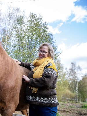 "Kipujen kanssa eläminen on tehnyt minusta rohkeamman. En välitä siitä, mitä muut ajattelevat, jos en ole kuten he", Päivi Kalliorinne pohtii. Hevosen selässä kipu unohtuu.