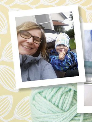 Rakkaudella neulotut tennarisukat pääsivät pieniin jalkoihin.