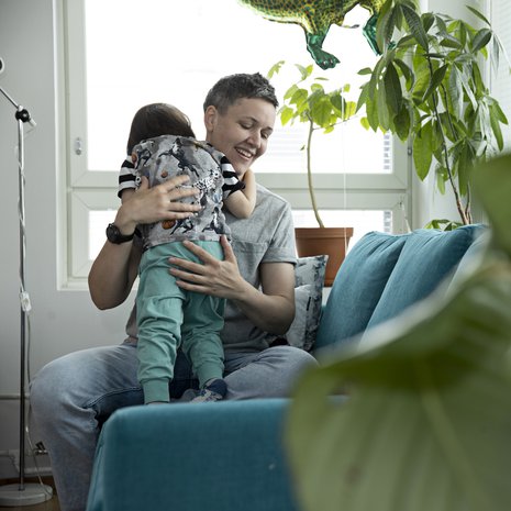 Julian on onnellinen, kun saa tehdä tavallisia arjen juttuja lapsensa kanssa. Kotona opetellaan nyt tunnetaitoja, kuten sitä, miltä kiukku tai väsymys tuntuu kehossa. ”Mutta myös ilo, hellyys ja rakkaus ovat tärkeitä.”