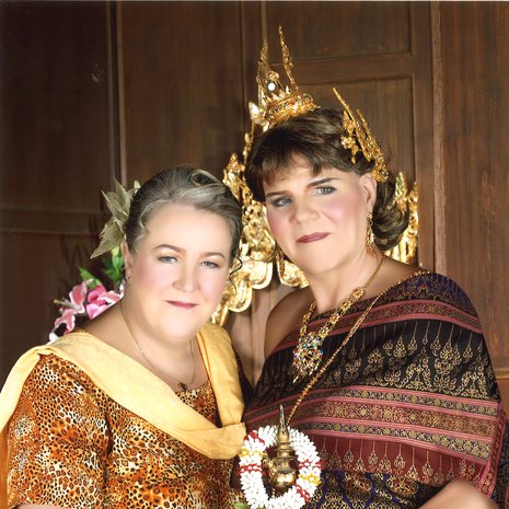 Birgitta ja Thea käväisivät Thaimaassa myös valokuvaamossa.