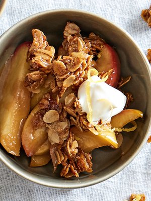 Kulho täynnä sopivasti pehmenneitä omenalohkoja ja rapeaa kauraa.