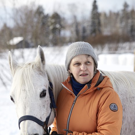 ”Sitä mukaa kuin näköni on huonontunut, olen keksinyt uusia keinoja selvitä. Olen nyt hoksannut jättää portin tolppaan otsalampun, jos vien hevosen tarhaan pimeällä. Sen valon erotan ja löydän takaisin portille.”