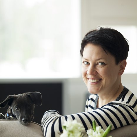 Sopraano Mari Palo esiintyy Helsingin Huvila-teltan Brunssikonsertissa 27.8.2017. Vieressä poseeraa sekarotuinen Kauno.