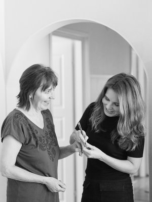 Pirjo piirtää äitinsä sormeen silmät. Niin syntyy lapsuudesta tuttu tv-hahmo Hapsiainen. ”Kerran esitin Hapsiaista jäähallin lavalla, eikä kukaan nauranut”, Pirjo kertoo.