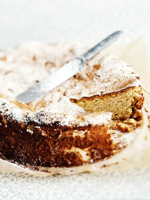 Tarjoa kakku vaahdotetun vaniljakastikkeen tai kermavaahdon sekä marjojen kanssa.