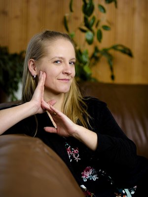 Laura Kanto viittoo: koti. Koti Peräseinäjoella on puolison lapsuuskoti, joka siirtyi eläimineen Lauralle ja puoliso Antille sukupolvenvaihdoksessa. Perheeseen kuuluvat Lauran, 36, ja Antin lisäksi myös lapset Veera, 9, ja Johannes, 6.