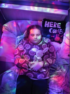 ”Minun on ollut vaikea saada ystäviä, koska haluan olla sataprosenttisesti oma itseni”, Aida sanoo. Hän haluaa toimia sen puolesta, että muutkin voisivat olla.