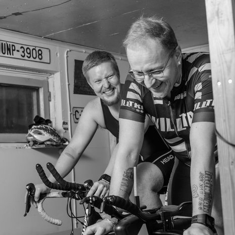 Jari ja Aki Lottonen, isä ja poika, treenaavat nykyään yhdessä. "Kun olimme maratonilla Tukholmassa, osoittelin juostessa pojalle puistoja, joissa olin ryypännyt, ja rappukäytäviä, joissa olin nukkunut", Aki kertoo.