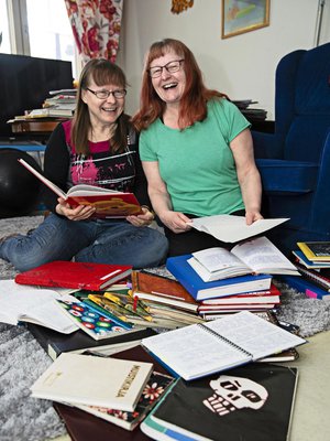 15-vuotiaana Laila (vas.) kirjoitti päiväkirjaansa: ”Eilen sain tietää, ettei Kassu enää o mun kaa.” Nyt muisto naurattaa häntä ja Leilaa. ”Ensin joku asia tuntuu musertavalta. Sitten ajan kuluessa helpottaa. Sellaista elämä on.”