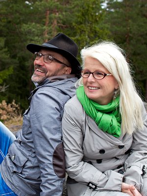 Sosiaalikasvattaja Kirsi Roininen, 52, ja puuteknikko Paavo Roininen, 50, asuvat Espoossa.­ He ovat olleet naimisissa 32 vuotta. Perheeseen kuuluu nyt viisi sijoitettua lasta tai lahjalasta, kuten pariskunta heitä kutsuu.