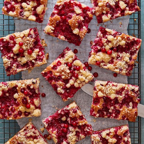 Helppo puolukkapiirakka on vartissa valmis uuniin.