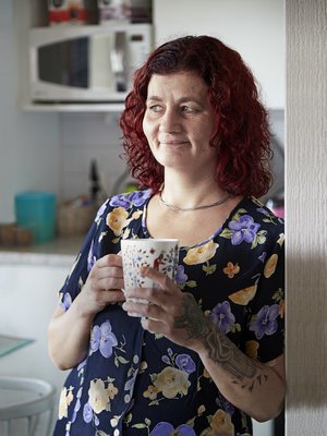 ”Ennen ajattelin, että olen kovis ja pärjään yksin. Nyt olen oppinut, että voin pyytää apua. Voin soittaa vaikka tyttärelleni tai asumisen tukihenkilölleni”, Taija Tyynmaa, 39, sanoo.