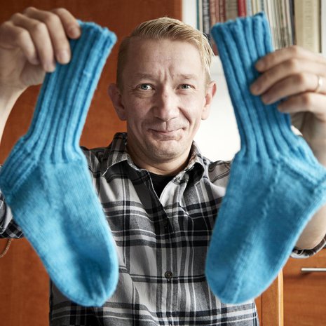 Tässä ne ovat: Simon ensimmäiset itse neulomat villasukat. ”En neulo oikeaa ja nurjaa vaan oikeaa ja väärää.”