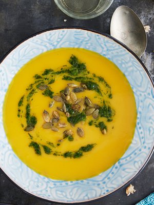 Kullankeltainen kurpitsakeitto sopii erinomaisesti syksyyn.