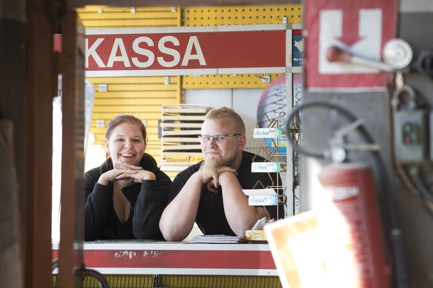 Matilda Strömman ja Ati Aro elävät kuin Tankki täyteen -tv-sarjan kulisseissa.