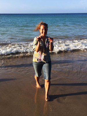 Yksi Marjon lempipuuhia on pelastaa kilpikonnia rannalta veteen. Aikaisemmin Marjon koti oli Helsingissä.