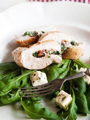 Broilerin rintafileet voit täyttää melkein millä tahansa. Löytyykö kaapista nahistuneita yrttejä tai juuston jämiä?