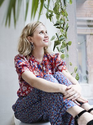 Satu Reijonen, 32, asuu Liperissä puolisonsa ja 1-, 6- ja 8-vuotiaiden lastensa kanssa. Kotiäidin rakkaimpia harrastuksia ovat lenkkeily, kuntosali ja laskettelu. ”Arkena pukeudun farkkuihin ja neuleisiin, joiden värikirjo liikkuu mustan ja harmaan välillä.”